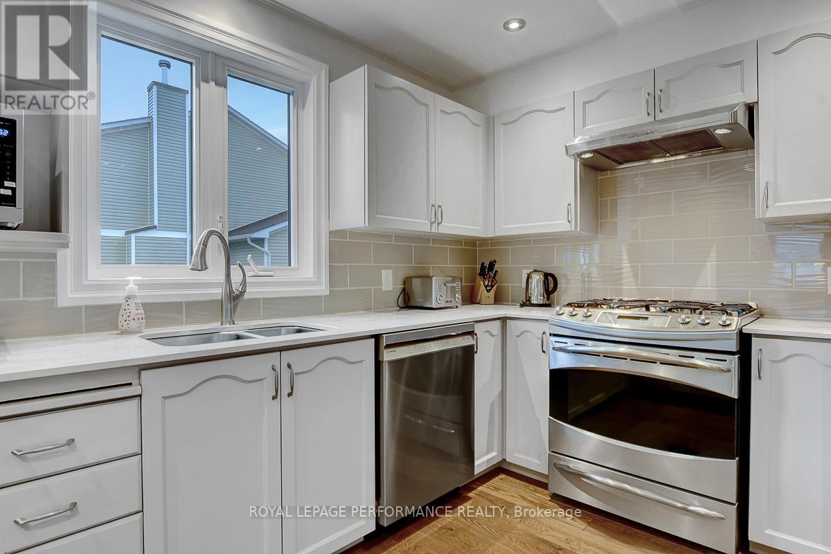 












32 PARKLANDS AVENUE

,
Russell,




Ontario
K4R1A2

