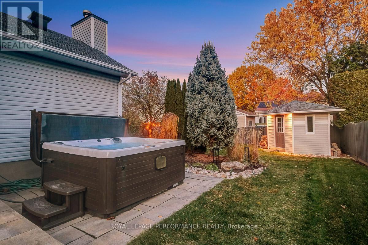 












32 PARKLANDS AVENUE

,
Russell,




Ontario
K4R1A2

