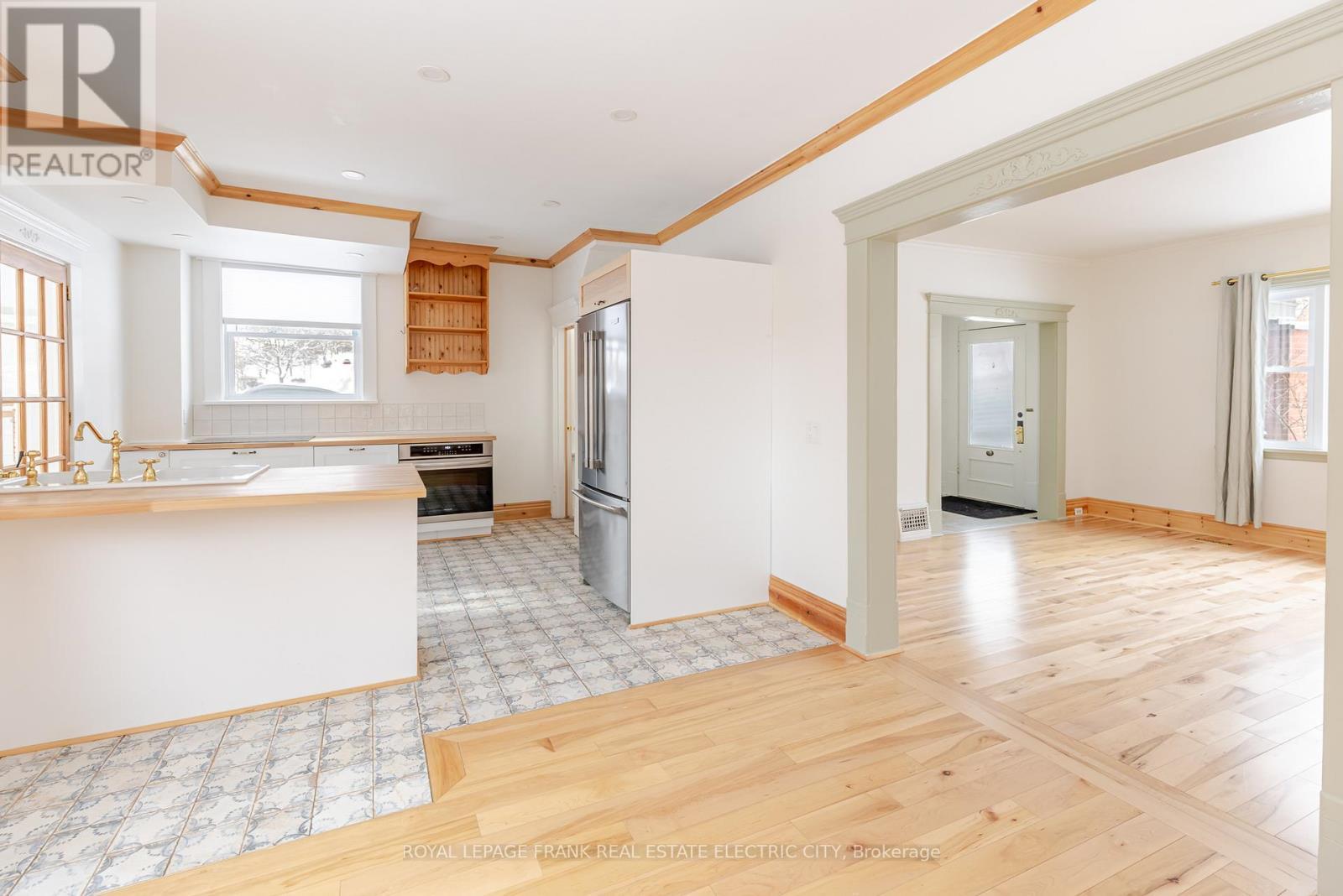 












599 HOMEWOOD AVENUE

,
Peterborough (Town Ward 3),




Ontario
K9H2N4

