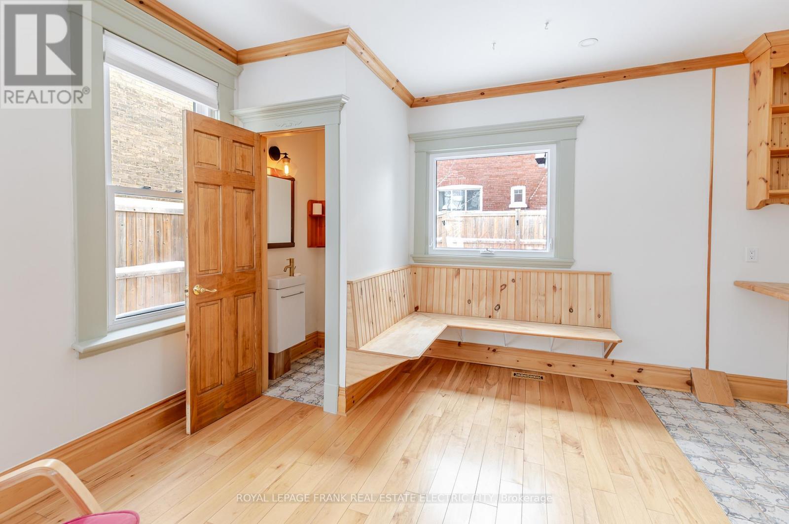 












599 HOMEWOOD AVENUE

,
Peterborough (Town Ward 3),




Ontario
K9H2N4

