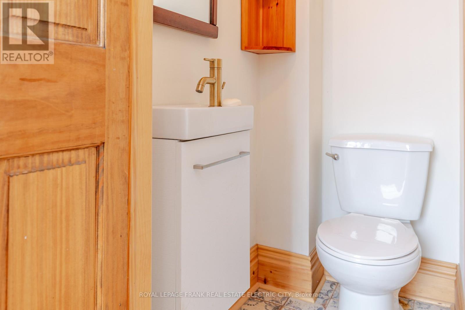 












599 HOMEWOOD AVENUE

,
Peterborough (Town Ward 3),




Ontario
K9H2N4

