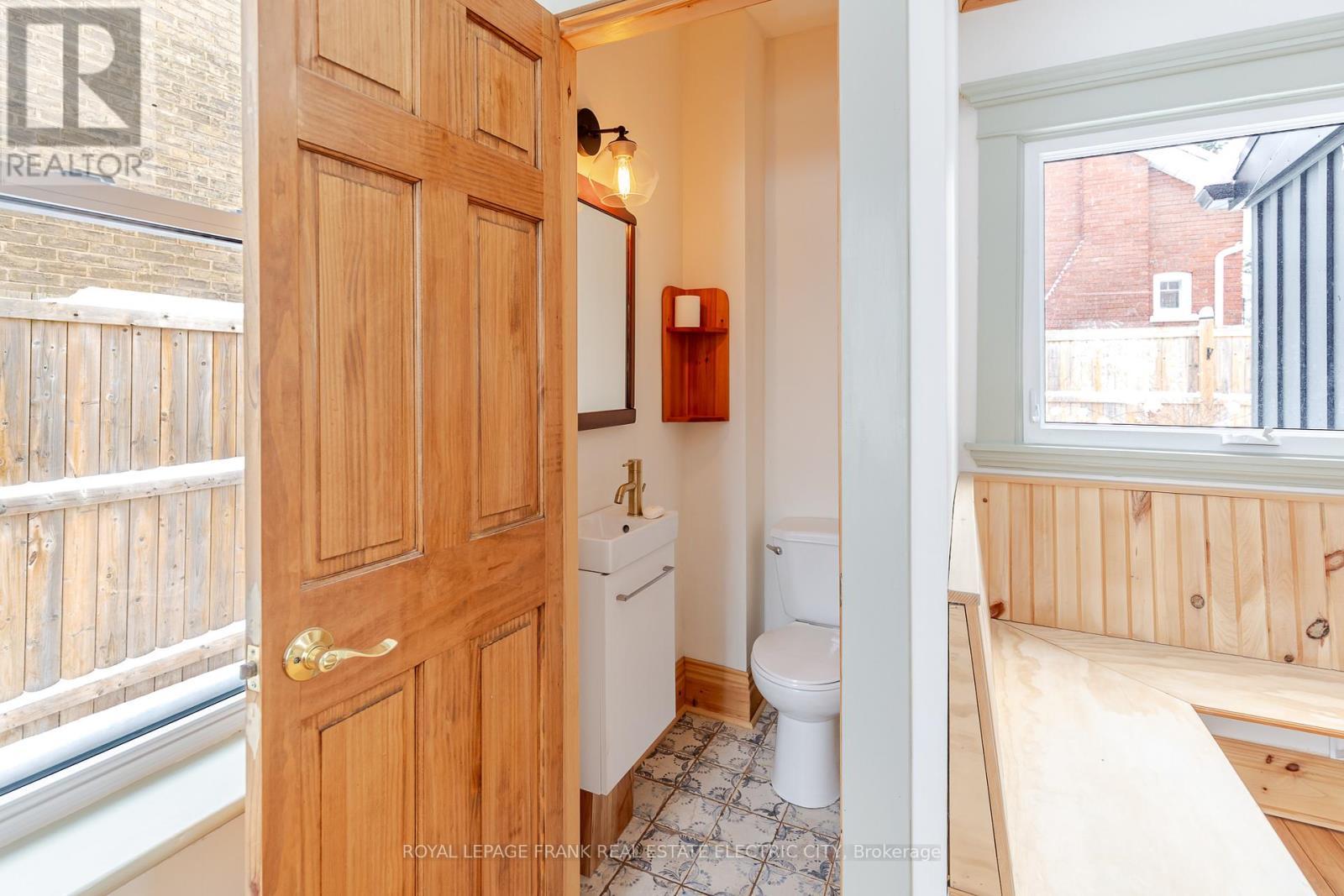 












599 HOMEWOOD AVENUE

,
Peterborough (Town Ward 3),




Ontario
K9H2N4

