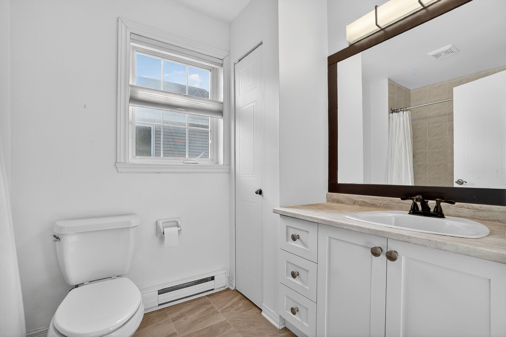 









176


Rue P.-É.-Borduas

,
Laval (Sainte-Rose),




QC
H7L5E7

