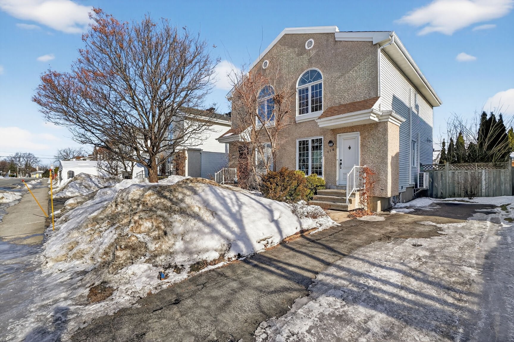 









176


Rue P.-É.-Borduas

,
Laval (Sainte-Rose),




QC
H7L5E7

