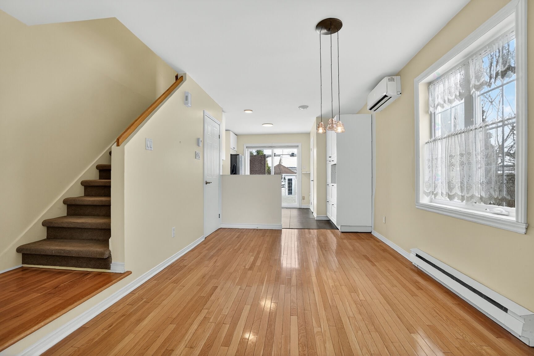 









176


Rue P.-É.-Borduas

,
Laval (Sainte-Rose),




QC
H7L5E7

