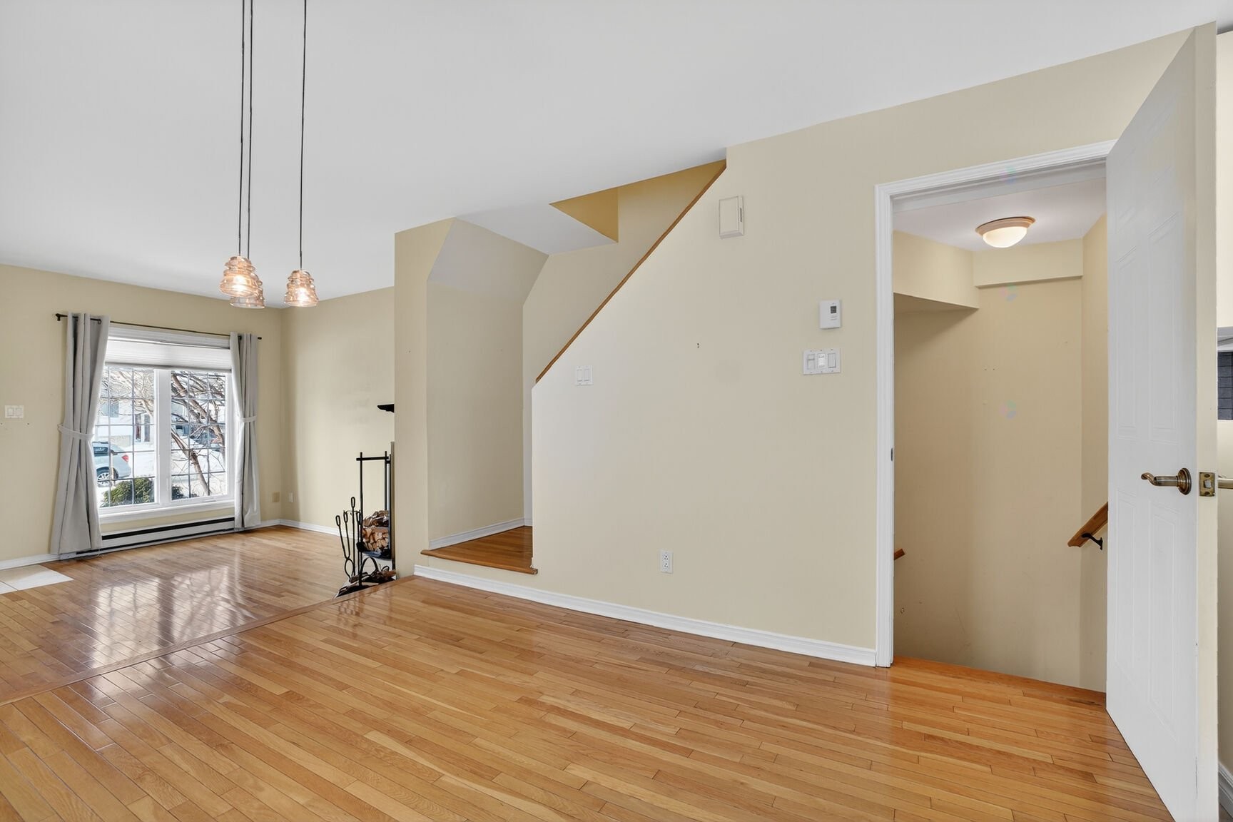 









176


Rue P.-É.-Borduas

,
Laval (Sainte-Rose),




QC
H7L5E7

