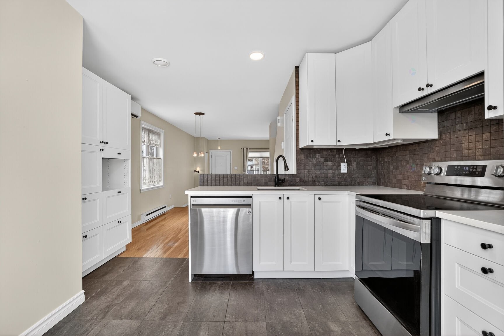 









176


Rue P.-É.-Borduas

,
Laval (Sainte-Rose),




QC
H7L5E7

