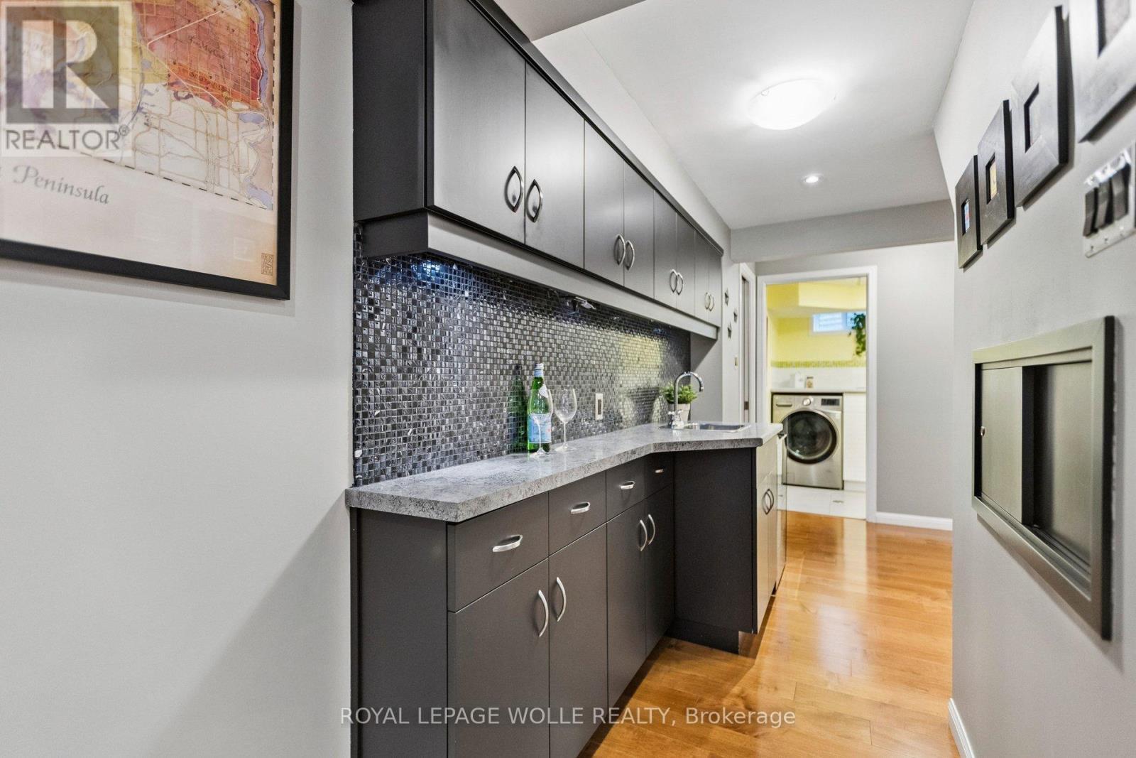 












31 CEDAR CREST STREET

,
Kitchener,




Ontario
N2N1Y4

