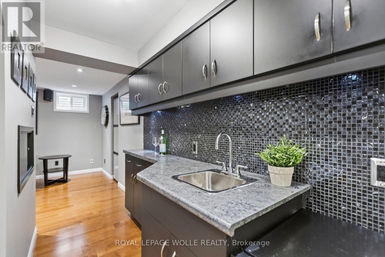 












31 CEDAR CREST STREET

,
Kitchener,




Ontario
N2N1Y4

