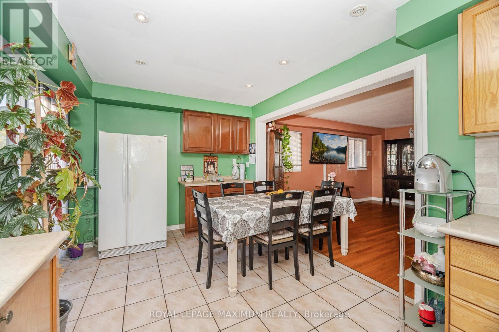 












85 RONAN CRESCENT

,
Vaughan,




Ontario
L4H2J6

