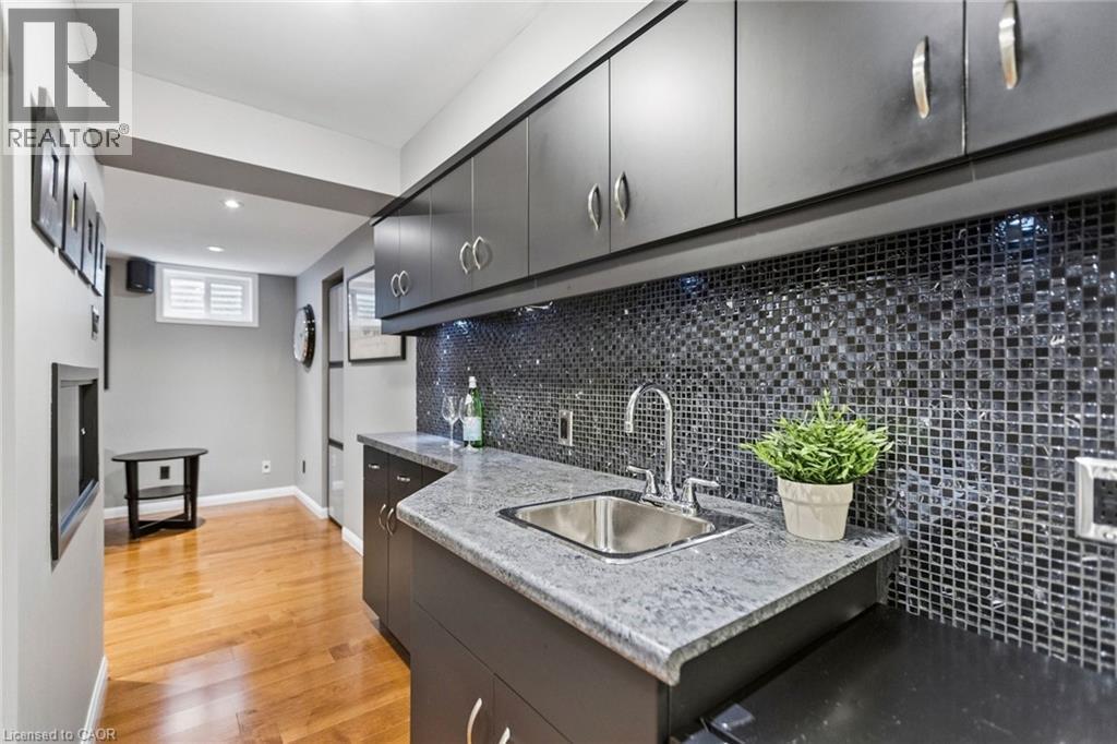 












31 CEDAR CREST Street

,
Kitchener,




Ontario
N2N1Y4

