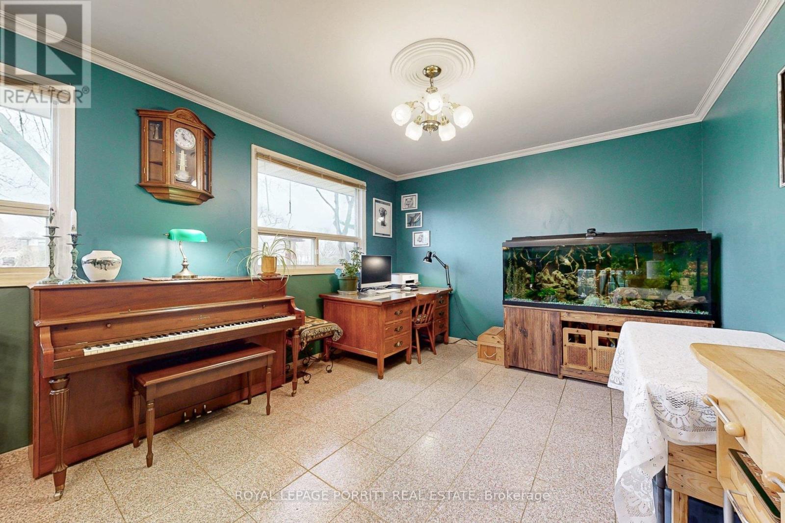 












1435 STRATHY AVENUE

,
Mississauga,




Ontario
L5E2L3

