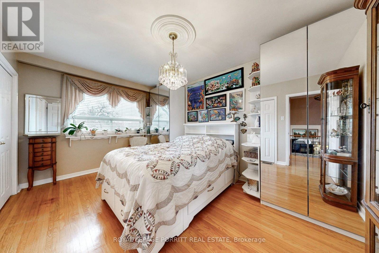 












1435 STRATHY AVENUE

,
Mississauga,




Ontario
L5E2L3

