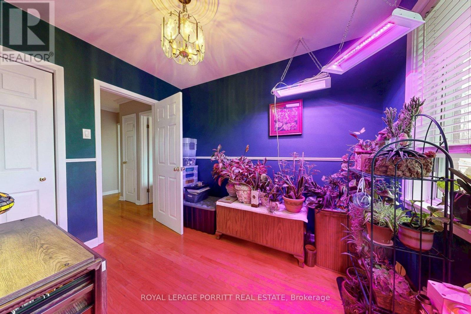 












1435 STRATHY AVENUE

,
Mississauga,




Ontario
L5E2L3

