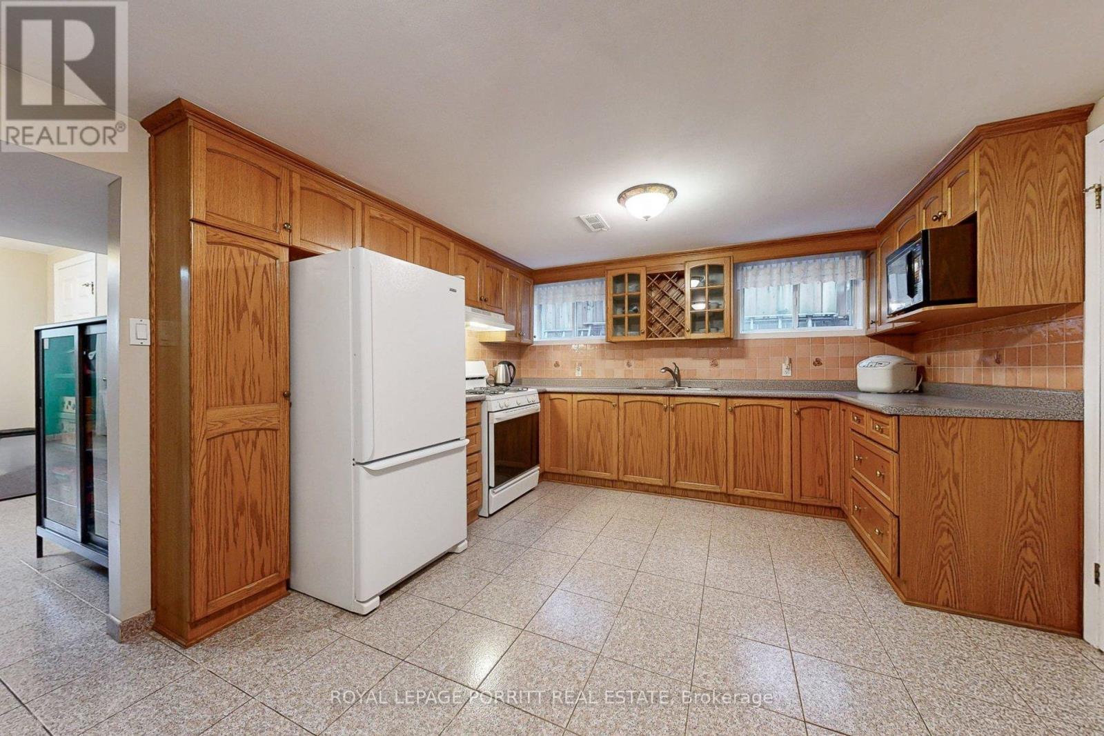 












1435 STRATHY AVENUE

,
Mississauga,




Ontario
L5E2L3

