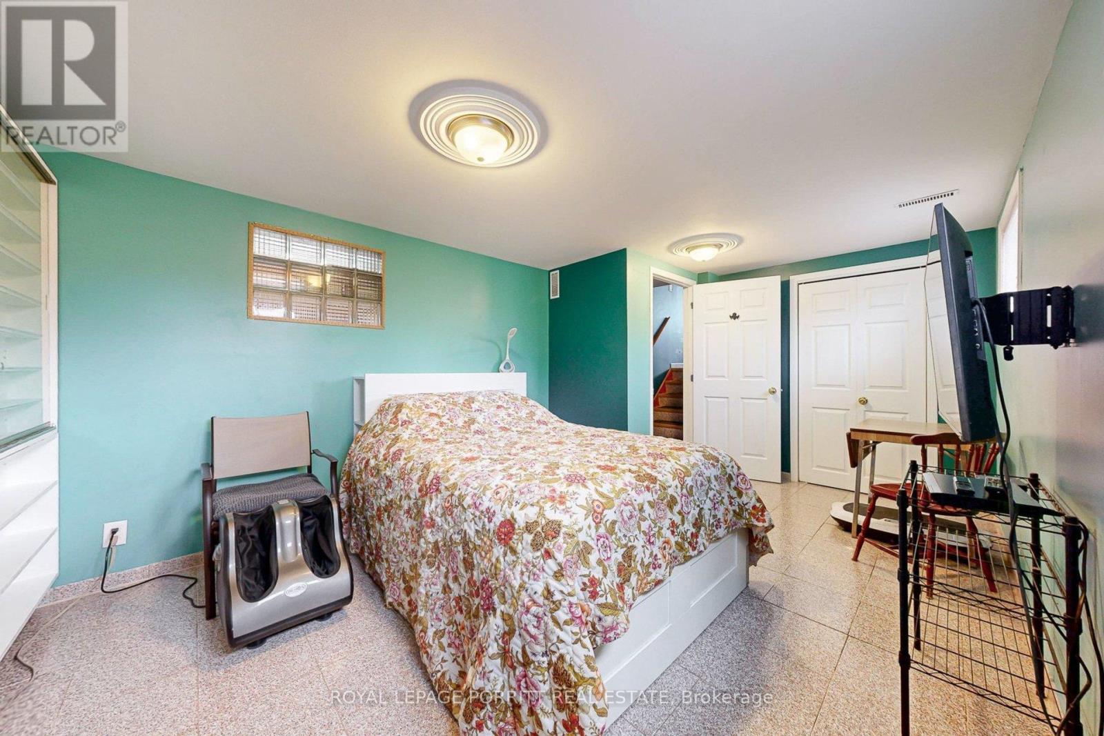 












1435 STRATHY AVENUE

,
Mississauga,




Ontario
L5E2L3

