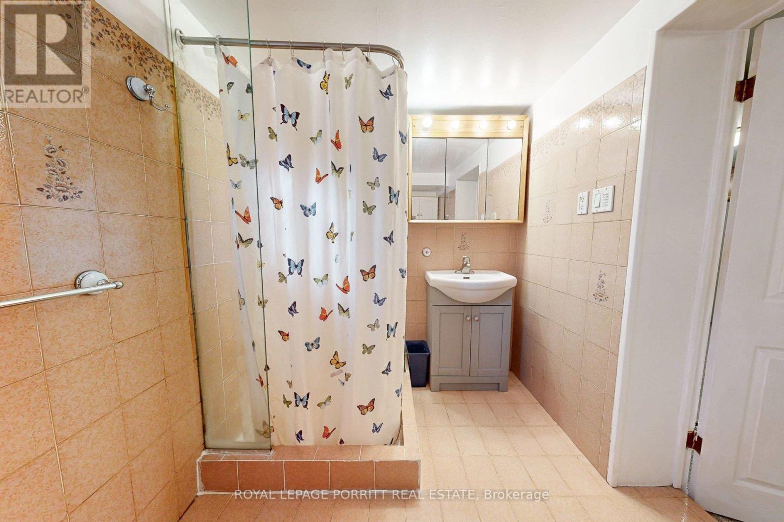 












1435 STRATHY AVENUE

,
Mississauga,




Ontario
L5E2L3

