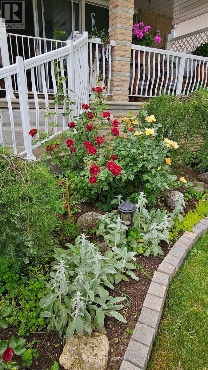 












1435 STRATHY AVENUE

,
Mississauga,




Ontario
L5E2L3

