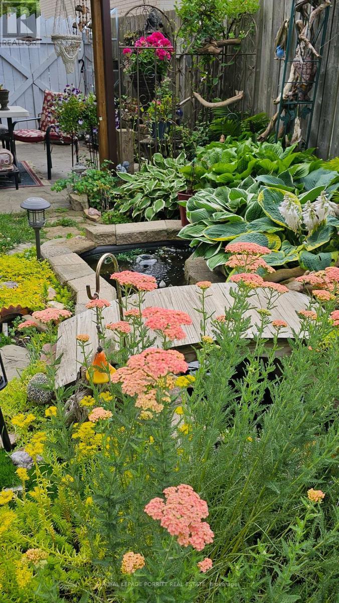 












1435 STRATHY AVENUE

,
Mississauga,




Ontario
L5E2L3

