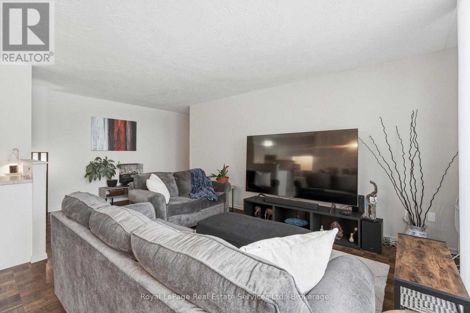 












102 - 15 TOWERING HEIGHTS BOULEVARD

,
St. Catharines (Glendale/Glenridge),




Ontario
L2T3G7

