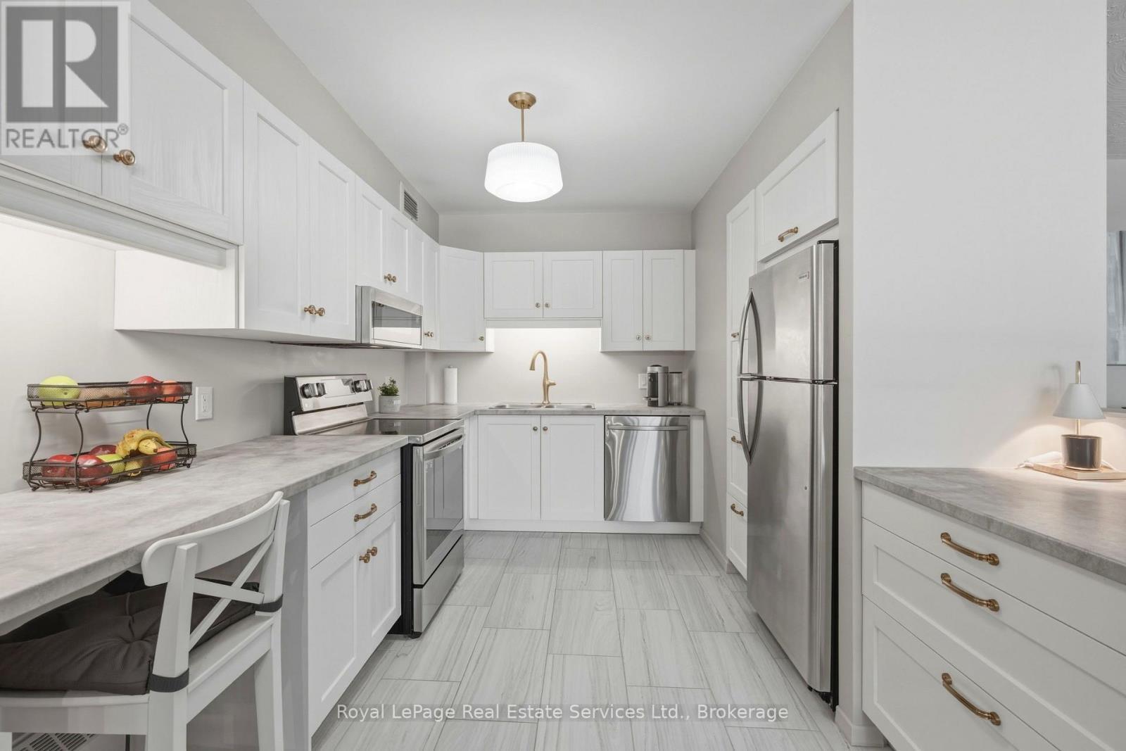 












102 - 15 TOWERING HEIGHTS BOULEVARD

,
St. Catharines (Glendale/Glenridge),




Ontario
L2T3G7

