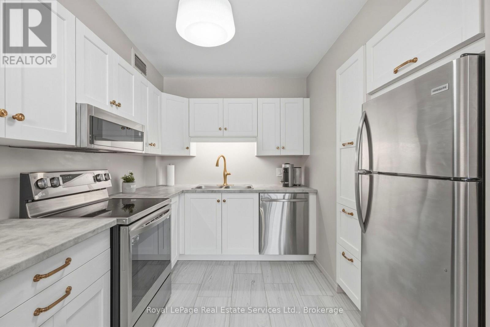 












102 - 15 TOWERING HEIGHTS BOULEVARD

,
St. Catharines (Glendale/Glenridge),




Ontario
L2T3G7

