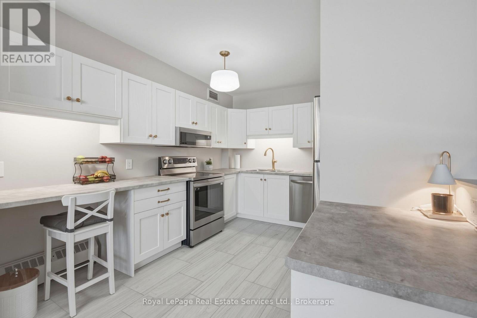 












102 - 15 TOWERING HEIGHTS BOULEVARD

,
St. Catharines (Glendale/Glenridge),




Ontario
L2T3G7

