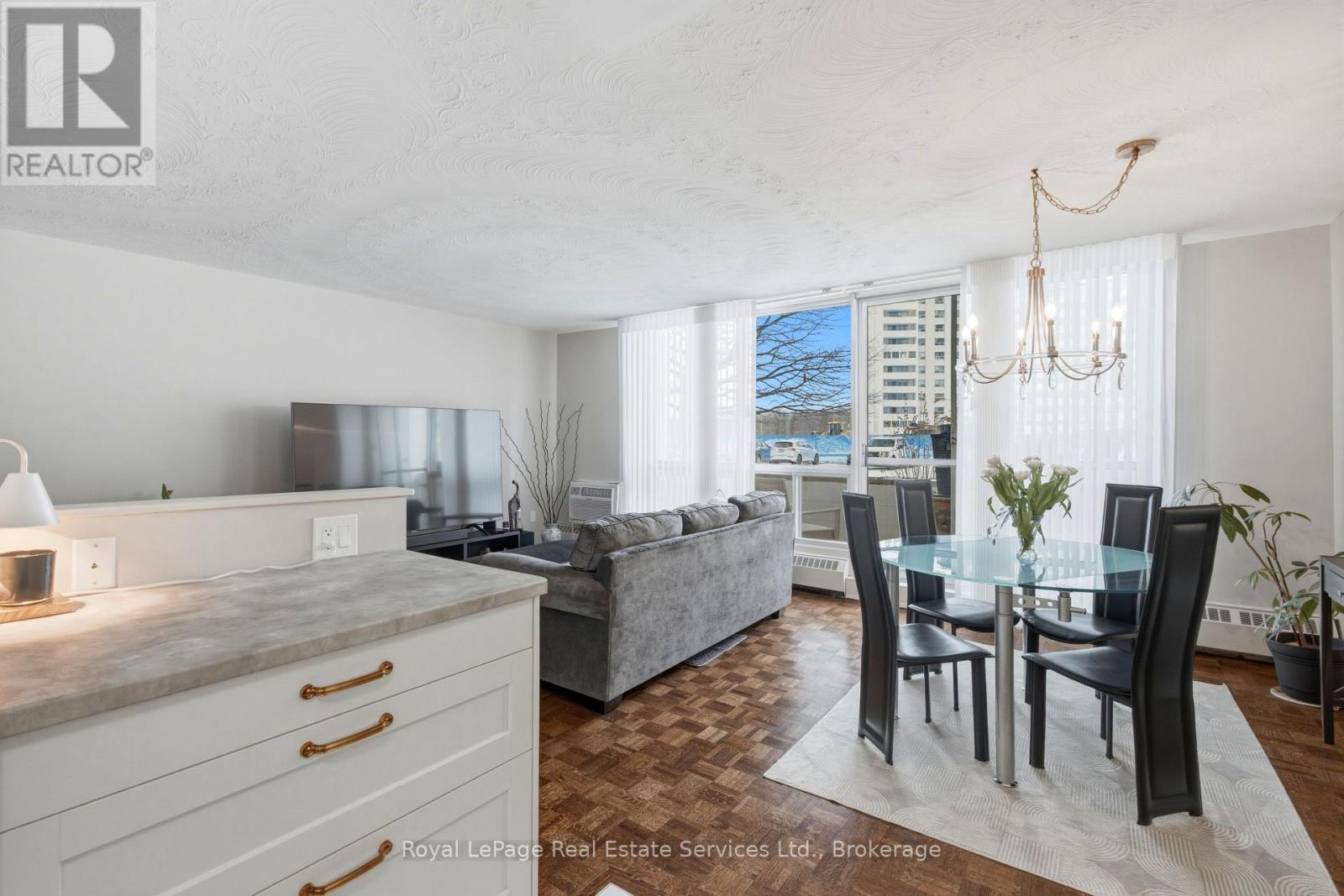 












102 - 15 TOWERING HEIGHTS BOULEVARD

,
St. Catharines (Glendale/Glenridge),




Ontario
L2T3G7

