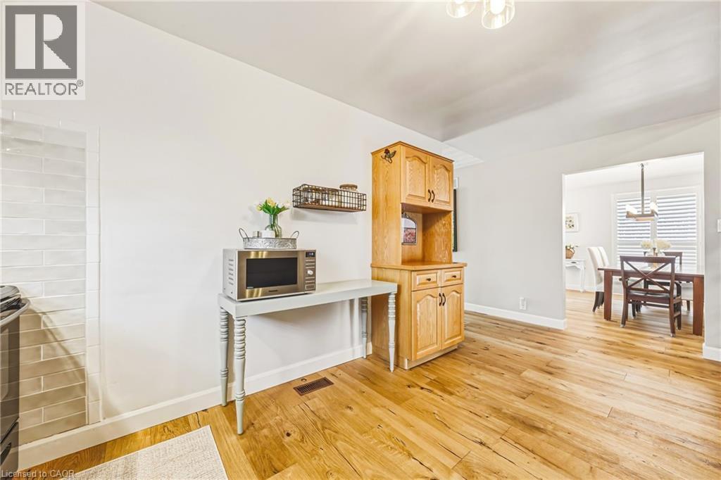 












103 EMPRESS Avenue

,
Hamilton,




Ontario
L9A1M5

