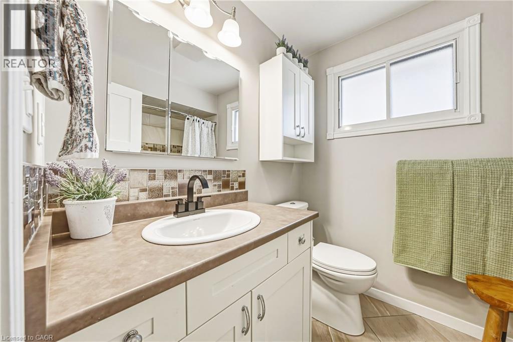 












103 EMPRESS Avenue

,
Hamilton,




Ontario
L9A1M5

