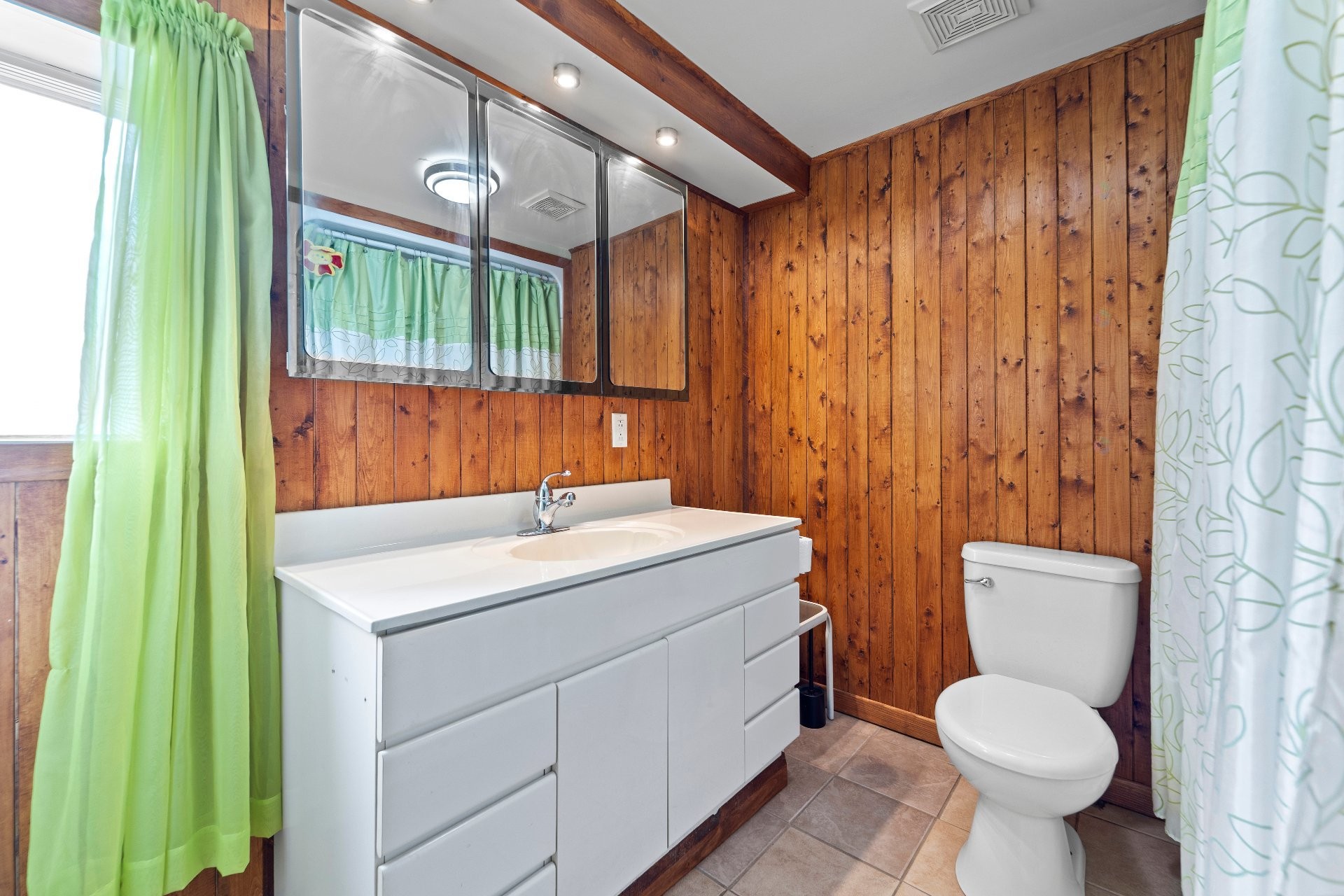 









1102


Ch. de Ste-Lucie

,
Sainte-Lucie-des-Laurentides,




QC
J0T2J0

