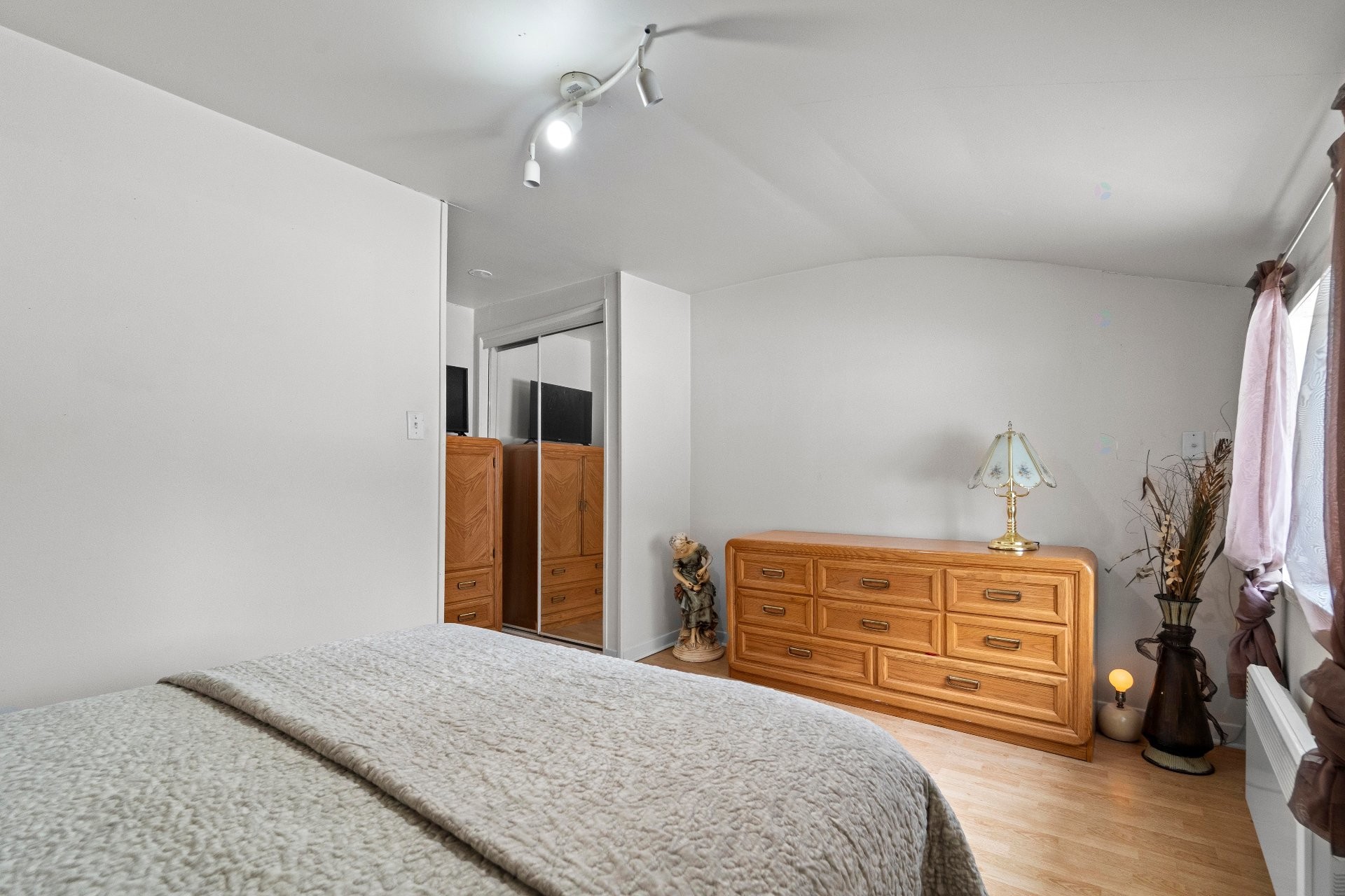 









1102


Ch. de Ste-Lucie

,
Sainte-Lucie-des-Laurentides,




QC
J0T2J0

