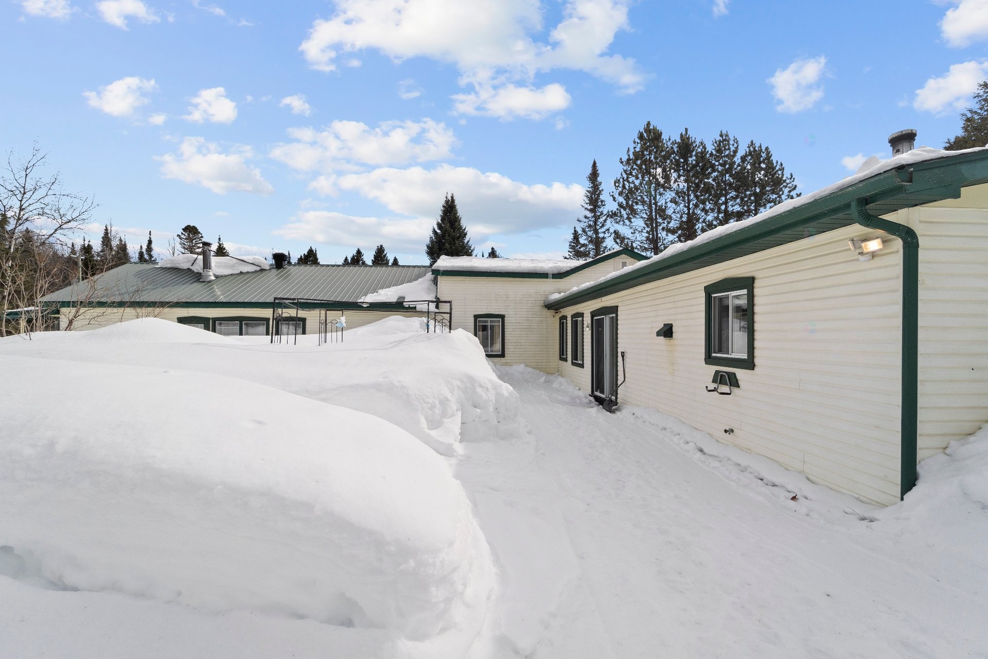 









1102


Ch. de Ste-Lucie

,
Sainte-Lucie-des-Laurentides,




QC
J0T2J0

