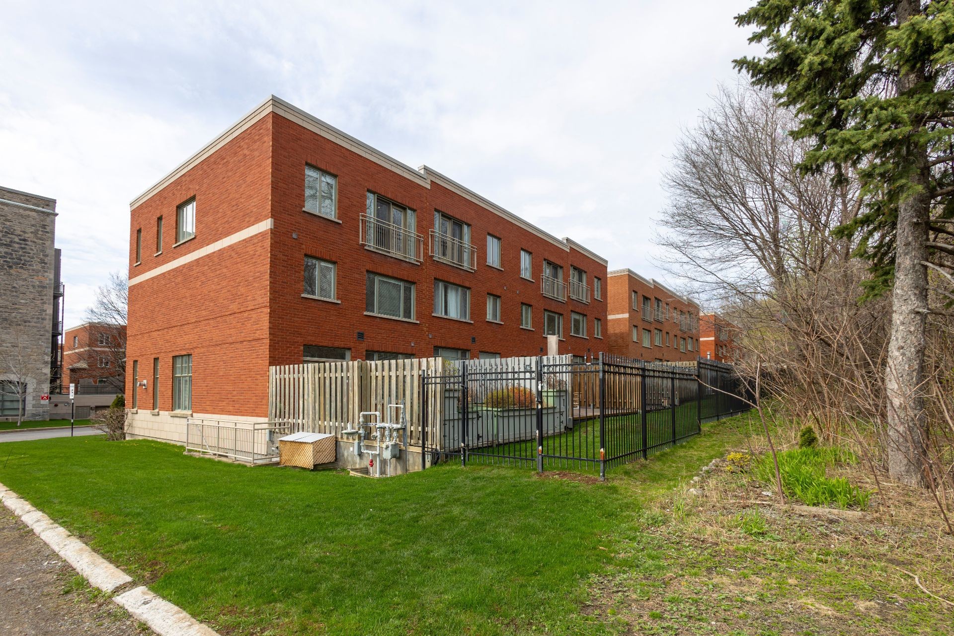 









4363


Boul. Décarie

,
Montréal (Côte-des-Neiges/Notre-Dame-de-Grâce),




QC
H4A3K4

