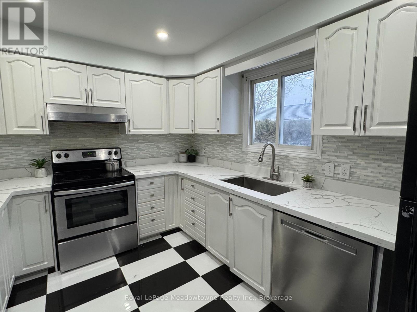 












13 THOMPSON DRIVE

,
Norfolk (Port Dover),




Ontario
N0A1N4

