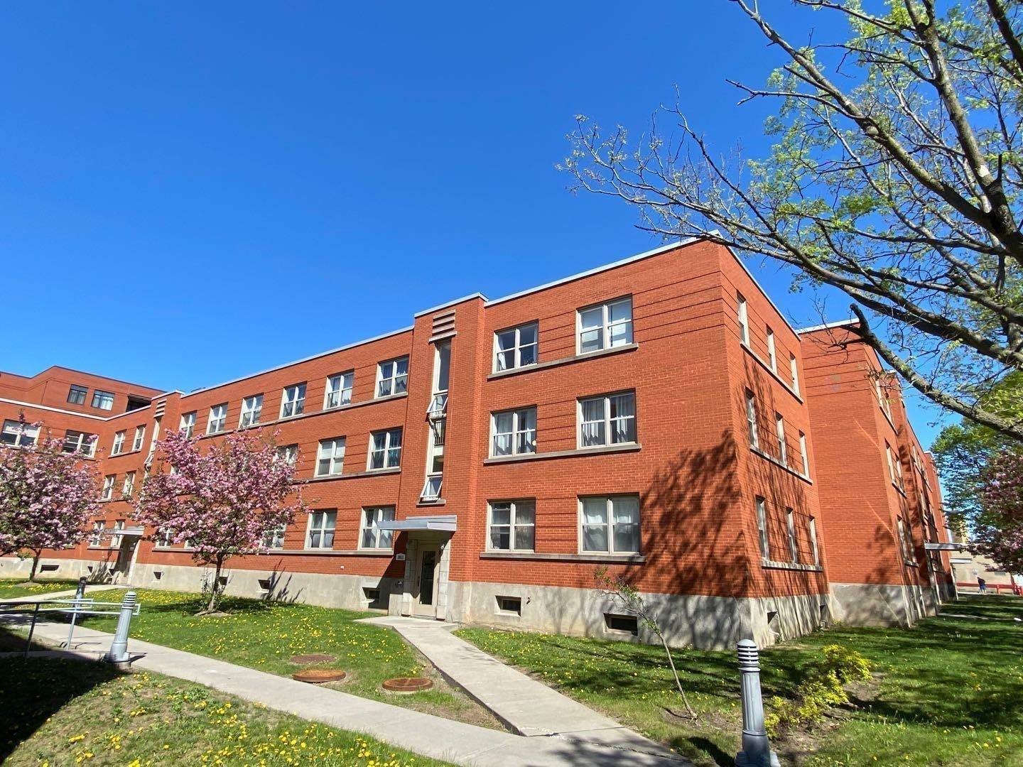 









3911


Boul. Cavendish

, 2,
Montréal (Côte-des-Neiges/Notre-Dame-de-Grâce),




QC
H4B2N4

