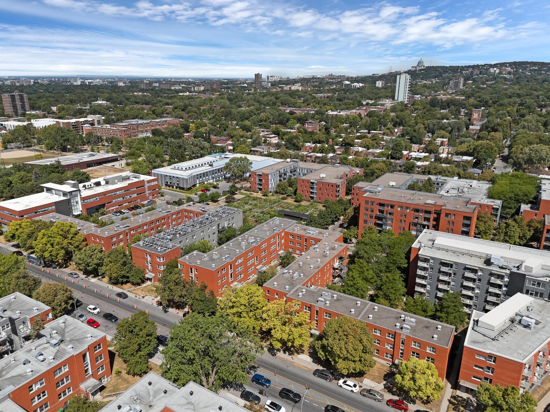 









3911


Boul. Cavendish

, 2,
Montréal (Côte-des-Neiges/Notre-Dame-de-Grâce),




QC
H4B2N4

