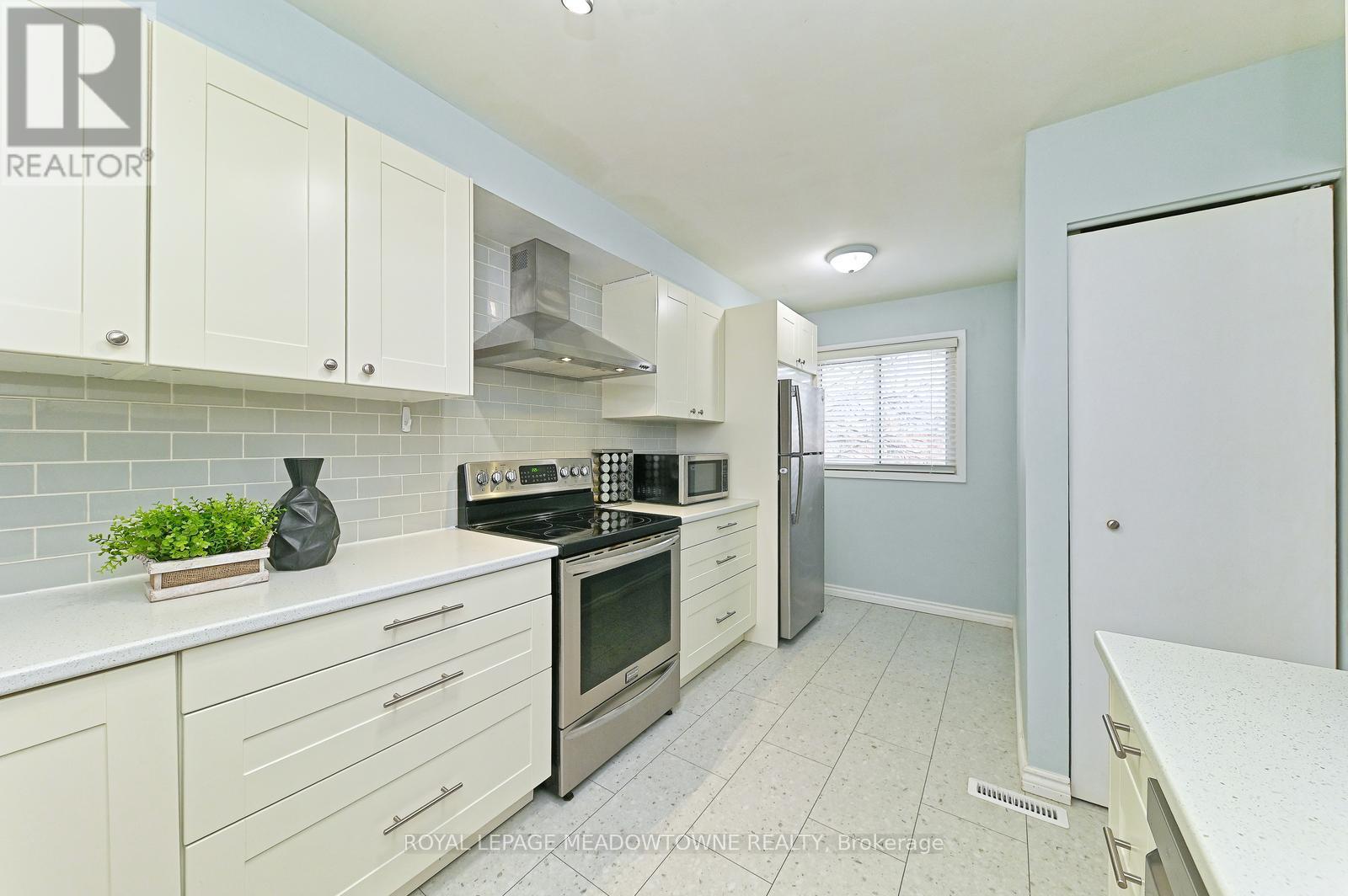 












74 - 80 LYNDEN CIRCLE

,
Halton Hills,




Ontario
L7G4Y8

