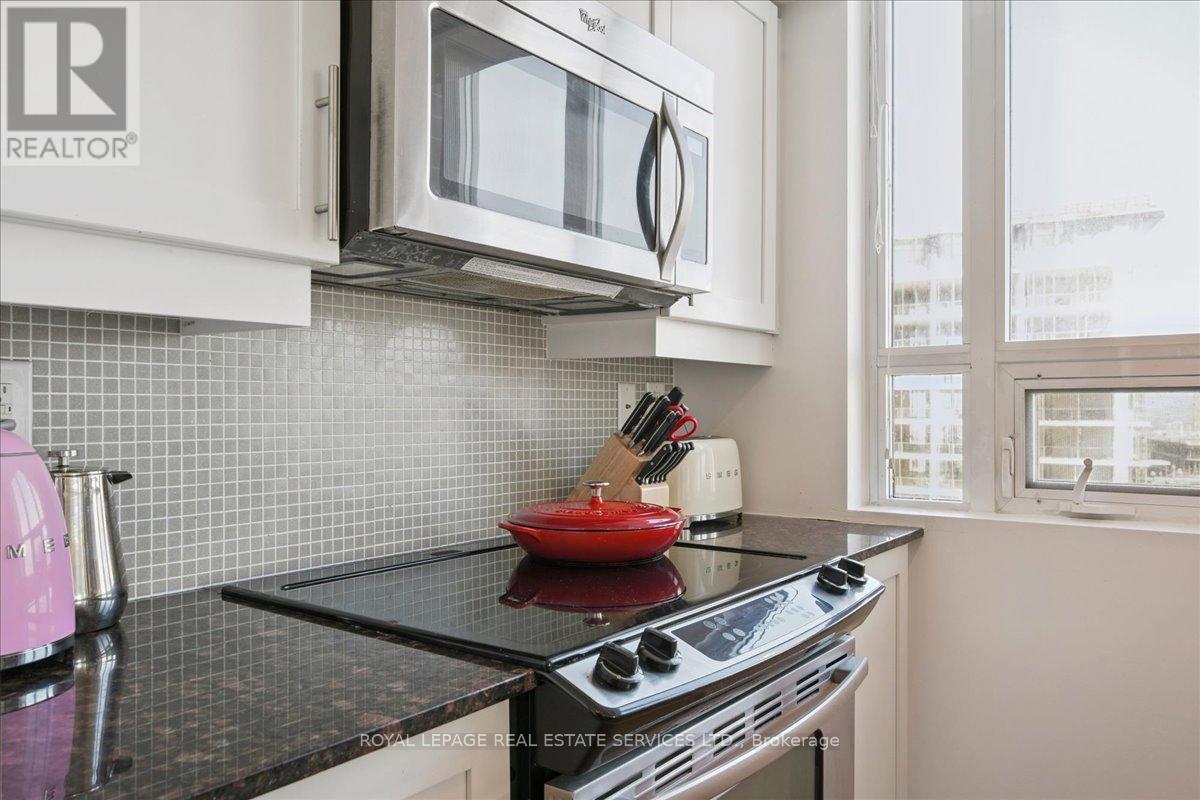 












1502 - 125 WESTERN BATTERY ROAD

,
Toronto,




Ontario
M6K3R8

