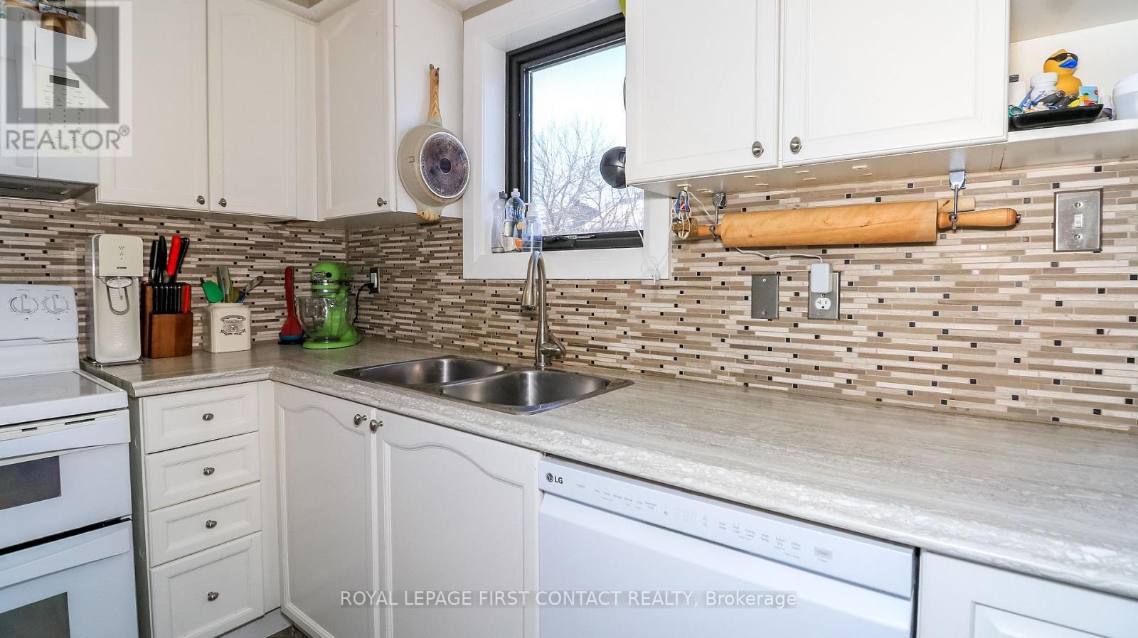 












34 RIDWELL STREET

,
Barrie,




Ontario
L4N0W7

