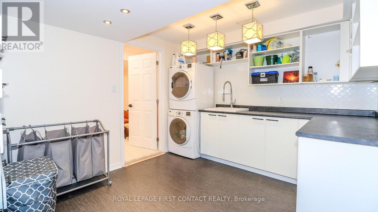 












34 RIDWELL STREET

,
Barrie,




Ontario
L4N0W7

