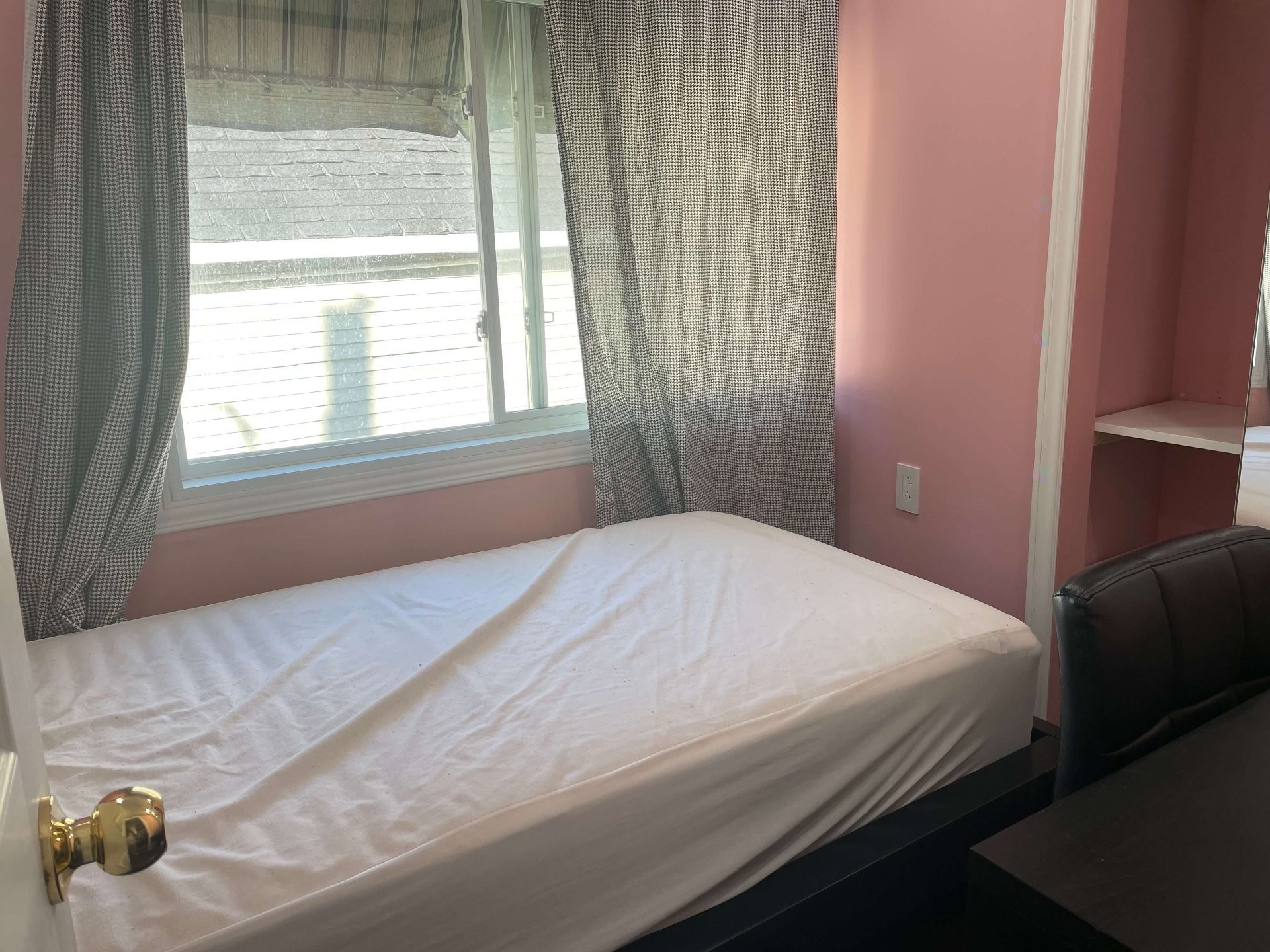 









288


Rue Champlain

,
Gatineau (Hull),




QC
J8X3S2

