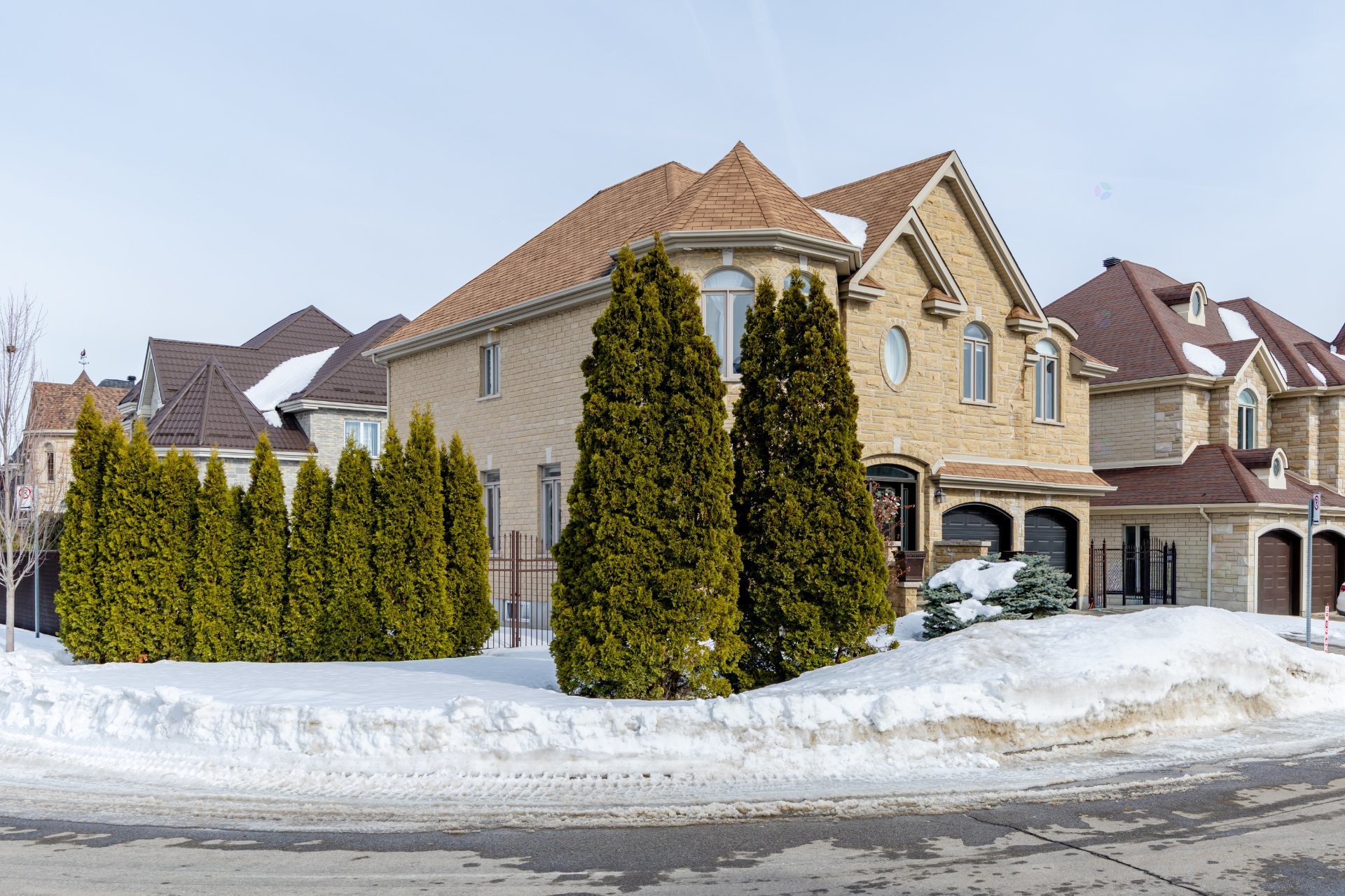 









3885


Carré Pauline-Lighstone

,
Montréal (Saint-Laurent),




QC
H4R3K3


