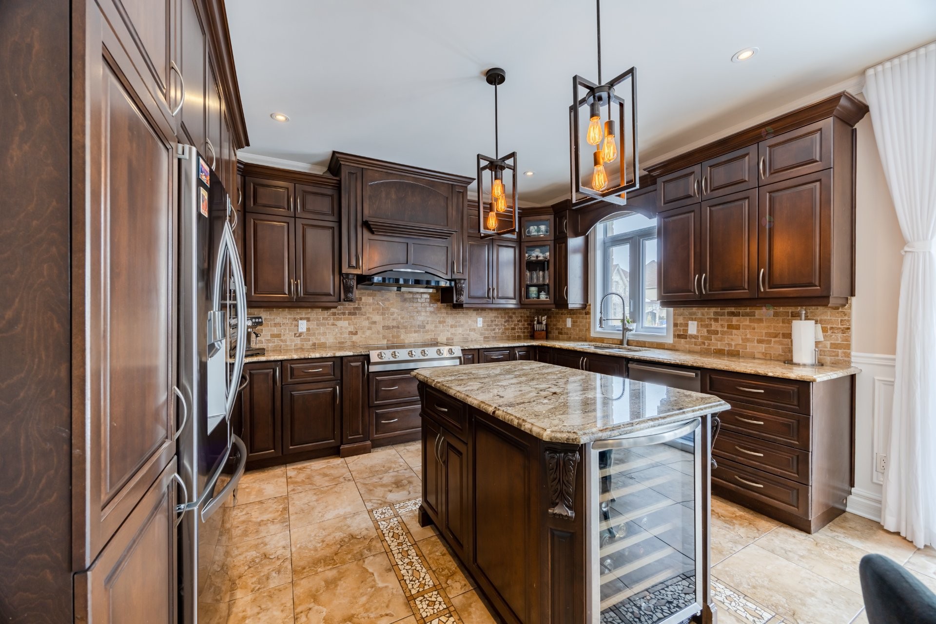 









3885


Carré Pauline-Lighstone

,
Montréal (Saint-Laurent),




QC
H4R3K3

