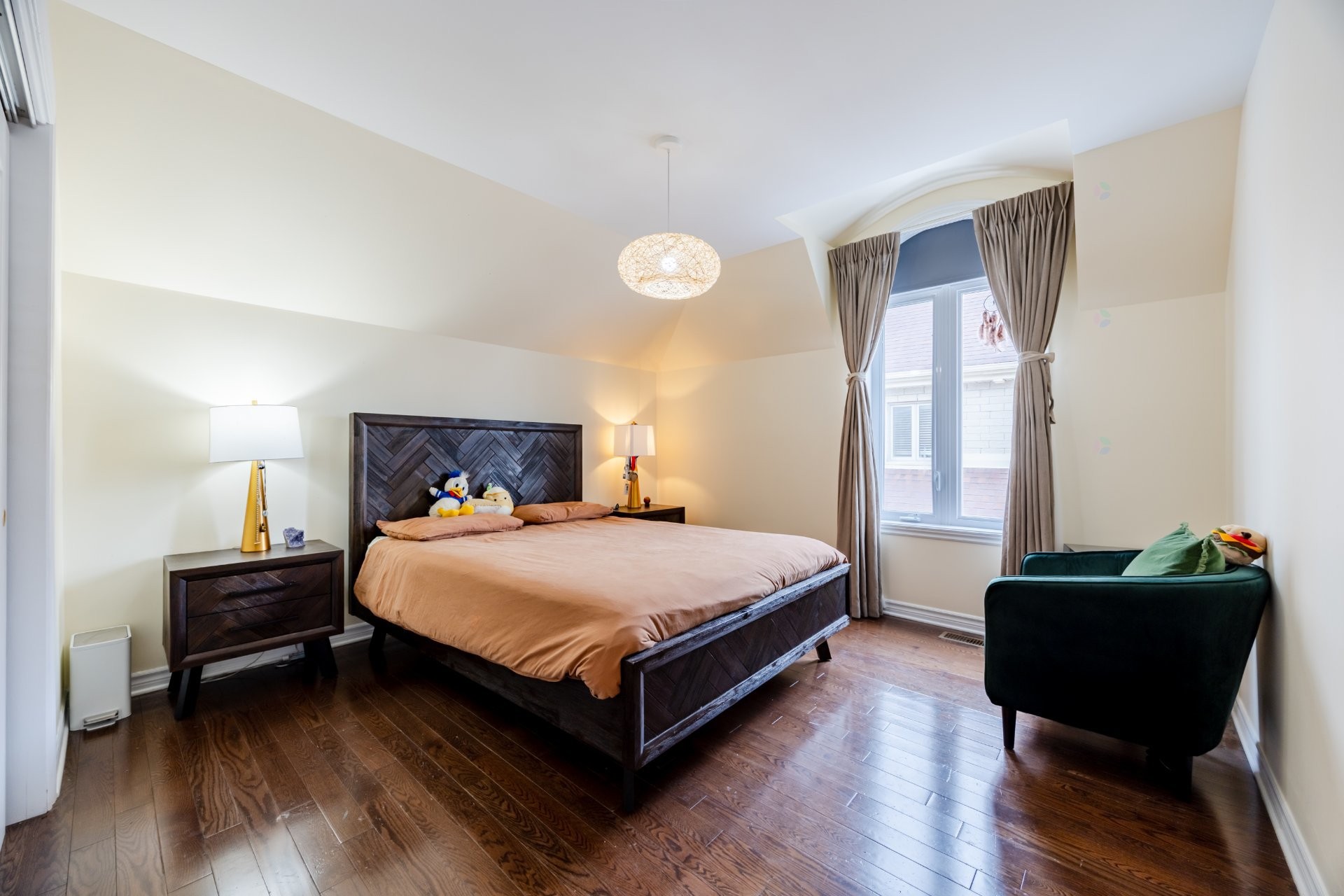 









3885


Carré Pauline-Lighstone

,
Montréal (Saint-Laurent),




QC
H4R3K3

