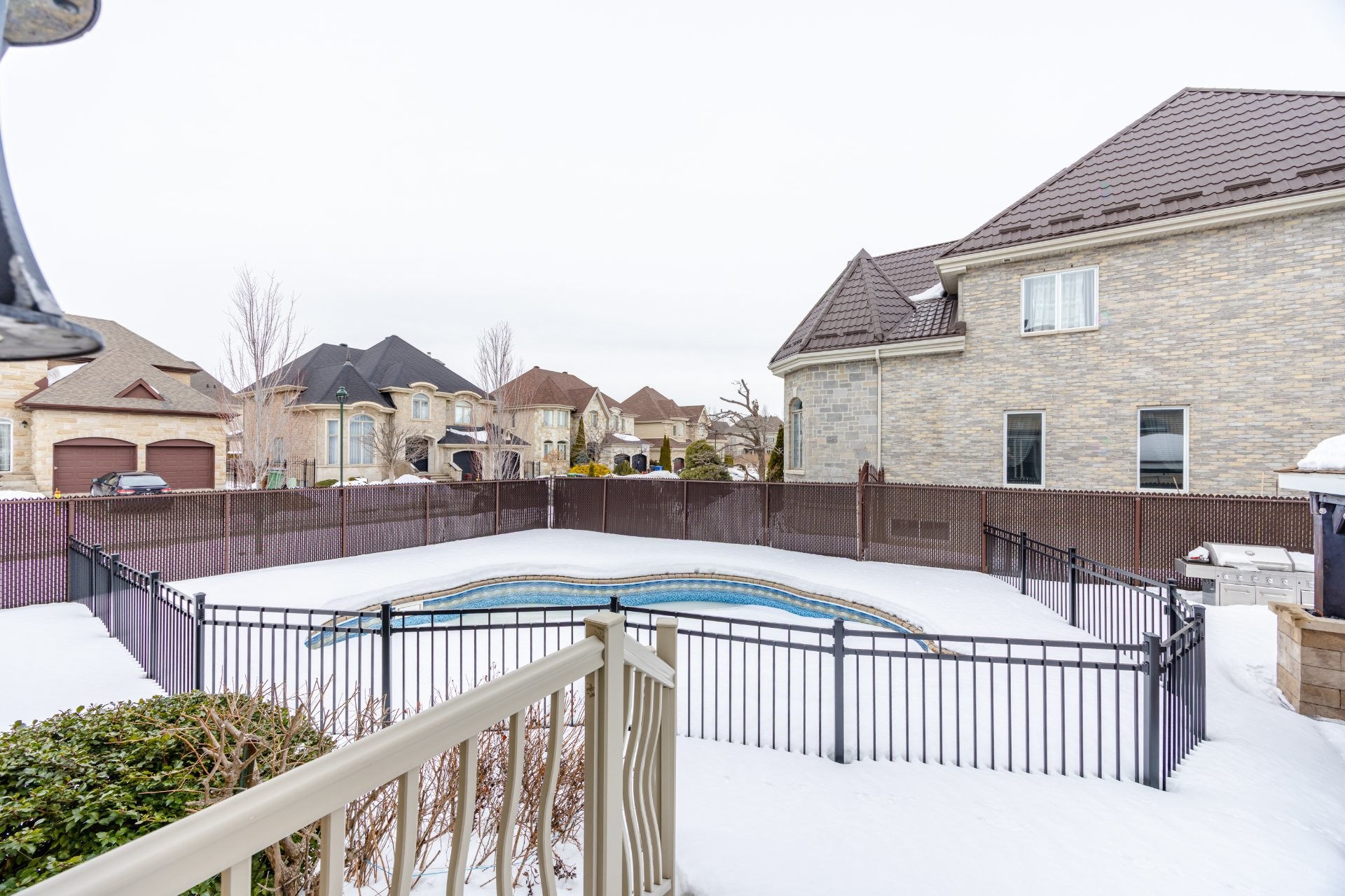 









3885


Carré Pauline-Lighstone

,
Montréal (Saint-Laurent),




QC
H4R3K3

