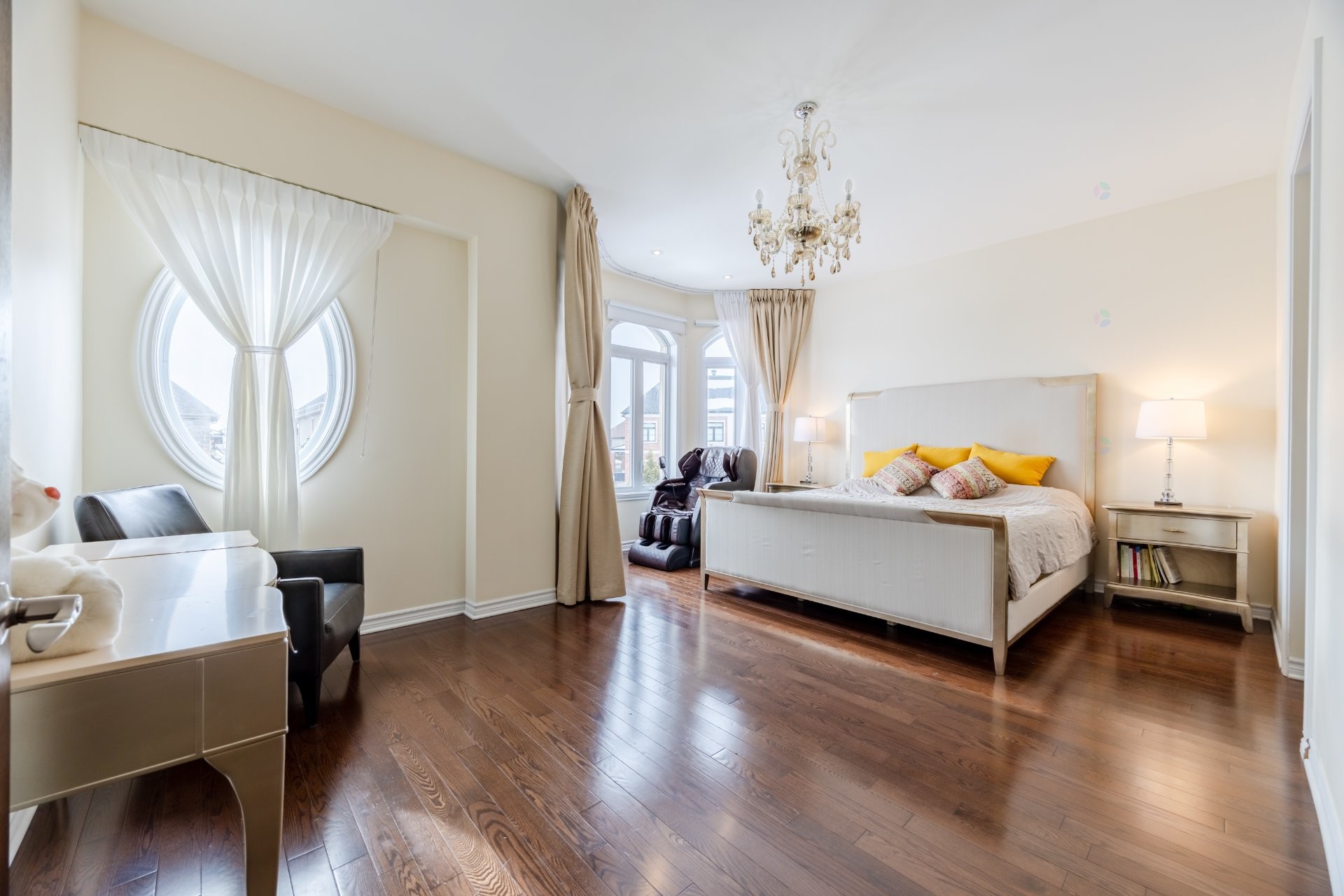 









3885


Carré Pauline-Lighstone

,
Montréal (Saint-Laurent),




QC
H4R3K3

