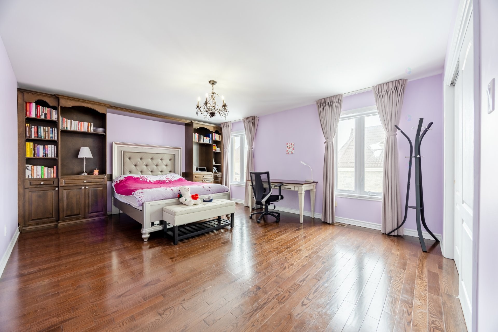 









3885


Carré Pauline-Lighstone

,
Montréal (Saint-Laurent),




QC
H4R3K3

