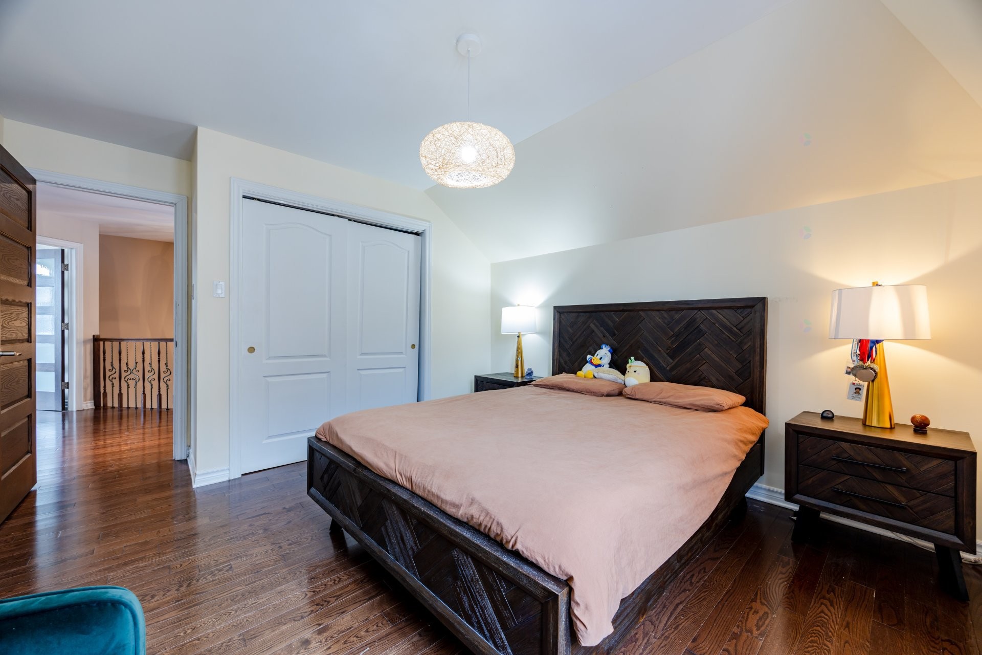 









3885


Carré Pauline-Lighstone

,
Montréal (Saint-Laurent),




QC
H4R3K3

