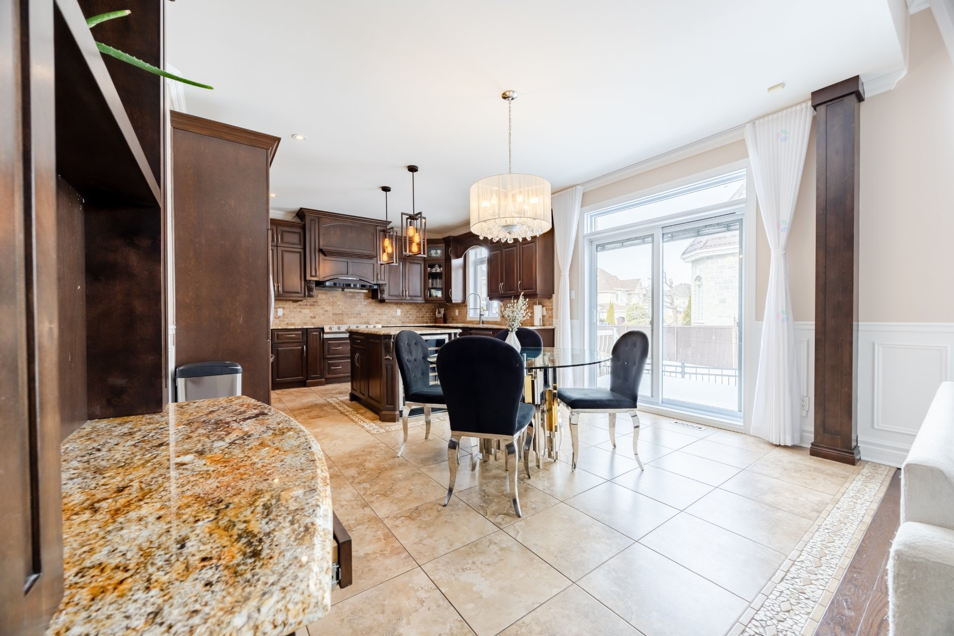 









3885


Carré Pauline-Lighstone

,
Montréal (Saint-Laurent),




QC
H4R3K3

